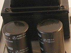 電源トランスとコンデンサ