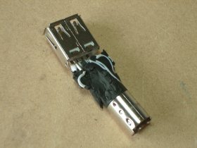 USB-PS/2ϊRlN^[̕ʐ^R